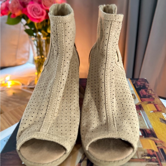 🤍 vegan suede ankle booties | peep toe & perforated | very good used condition - Picture 3 of 4